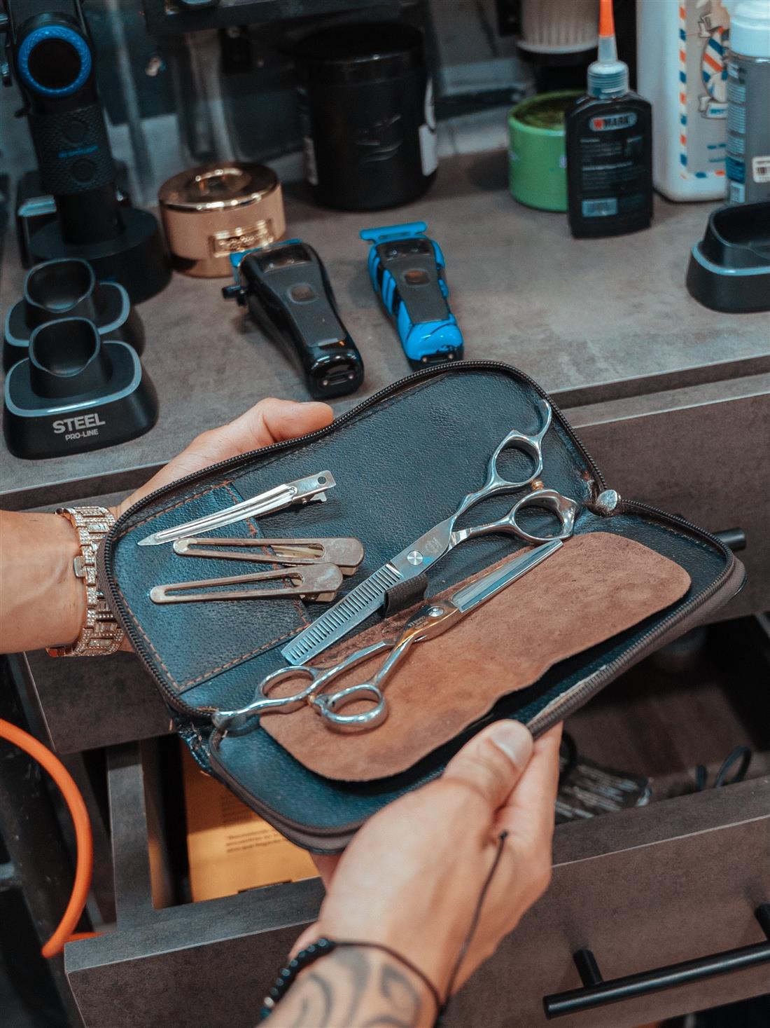Estuche de tijeras y navajas de un barbero de La Zona